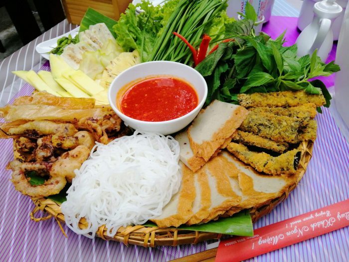 Đừng bỏ lỡ chả cá cuốn bánh tráng khi đến Nha Trang nhé